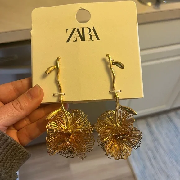 NWT ZARA GOLD FLOWER DROP EARRINGS - Picture 3 of 4